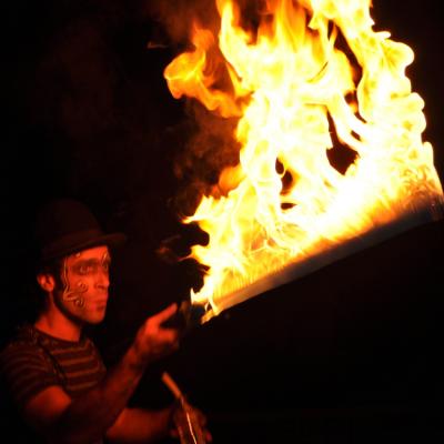 Performance De Fogo Malabarismo De Fogo